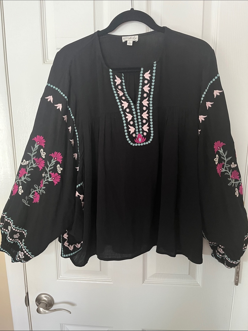 Wonderly Embroidered batwing pullover top floral paisley bohemian black szLG